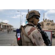 Un soldat sécurise l'aéroport de Kaboul, en Afghanistan.