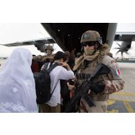 Des soldats escortent des ressortissants évacués à bord d'un avion-cargo A400 M à Kaboul, en Afghanistan.