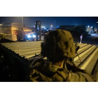 Une sentinelle du 5e régiment de cuirassiers (5e RC) tient un poste de défense sur l'aéroport de Kaboul, en Afghanistan.