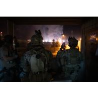 Des commandos parachutistes de l'air n°10 (CPA 10) tiennent un poste de défense à l'ambassade de France à Kaboul, en Afghanistan.