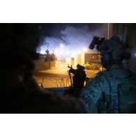 Un commando parachutiste de l'air n°10 (CPA 10) tient un poste de défense à l'ambassade de France à Kaboul, en Afghanistan.