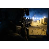 Un commando parachutiste de l'air n°10 (CPA 10) tient un poste de défense à l'ambassade de France à Kaboul, en Afghanistan.