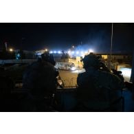 Des commandos parachutistes de l'air n°10 (CPA 10) tiennent un poste de défense à l'ambassade de France à Kaboul, en Afghanistan.