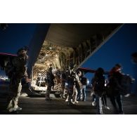 Des soldats sécurisent l'évacuation de ressortissants à bord d'un avion-cargo Lockheed Super Hercules C-130 à Kaboul, en Afghanistan.