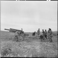 Mise en place d'une batterie du régiment d'artillerie coloniale de Tunisie (RACT).