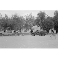 Soldats de l'armée nationale tchadienne (ANT) devant une gendarmerie dans la région du Batha.