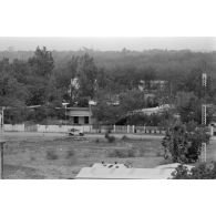 Un véhicule Toyota des forces armées populaires (FAP) équipé d'un canon de 106 mm sans recul.