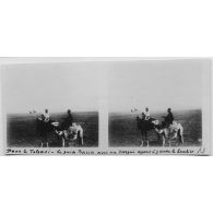 Dans le Telemsi - le guide Barca avec un targui ayant à gauche le bouclier. [légende d'origine]<br>