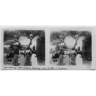 Une Sonray, deux femmes Touareg, une Peuhle à Niamey. [légende d'origine]<br>