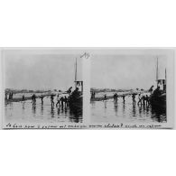 Le bois pour le vapeur est embarqué sur un chaland accosté au vapeur. [légende d'origine]<br>