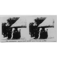 Les porteuses ayant fait toilette reçoivent des vivres. [légende d'origine]<br>