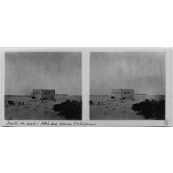 Poste de Gao - Allée des crânes d'éléphants. [légende d'origine]