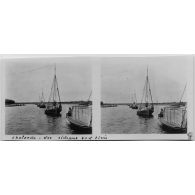 Chalands - Les rideaux sont tirés. [légende d'origine]