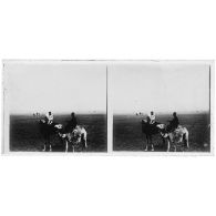 Dans le Telemsi - le guide Barca avec un targui ayant à gauche le bouclier. [légende d'origine]<br>