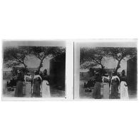 Une Sonray, deux femmes Touareg, une Peuhle à Niamey. [légende d'origine]<br>