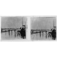 Le bois pour le vapeur est embarqué sur un chaland accosté au vapeur. [légende d'origine]<br>