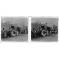 Fête devant le poste d'Agades - Porte construite par le lieutenant Laibe. [légende d'origine]<br>