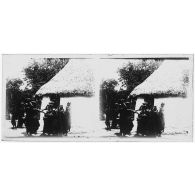 Les porteuses ayant fait toilette reçoivent des vivres. [légende d'origine]<br>