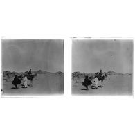 Femme Targui revenant d'un puits. [légende d'origine]