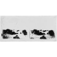 Halte dans le sable. [légende d'origine]