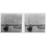 Chalands tirés à la corde - sous le roof on garde son casque - cuisines à l'arrière. [légende d'origine]