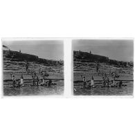 Lavandières au bord du Niger. [légende d'origine]