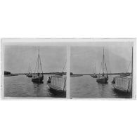 Chalands - Les rideaux sont tirés. [légende d'origine]