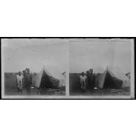 Maison militaire et civile - cuisine Mahamadou Taraore, Ortonnana Mory Koné, bagages, tente. [légende d'origine]