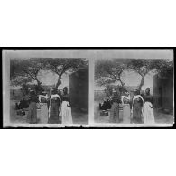 Une Sonray, deux femmes Touareg, une Peuhle à Niamey. [légende d'origine]