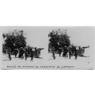 Arrivée des porteuses au campement des passagers. [légende d'origine]