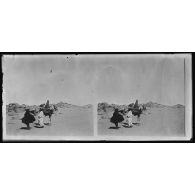 Femme Targui revenant d'un puits. [légende d'origine]