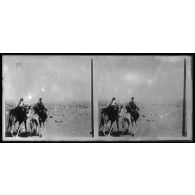 Entrée du Tanezrouft - Désert de cailloux - Derrière les selles, paille approvisionnée. [légende d'origine]