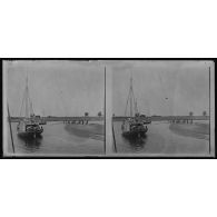 Chalands tirés à la corde - sous le roof on garde son casque - cuisines à l'arrière. [légende d'origine]