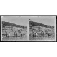 Lavandières au bord du Niger. [légende d'origine]