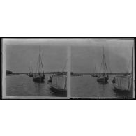 Chalands - Les rideaux sont tirés. [légende d'origine]