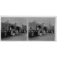 Fête devant le poste d'Agades - Porte construite par le lieutenant Laibe. [légende d'origine]<br>