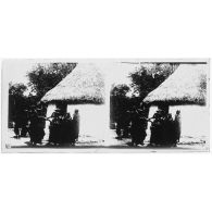 Les porteuses ayant fait toilette reçoivent des vivres. [légende d'origine]<br>