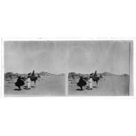 Femme Targui revenant d'un puits. [légende d'origine]