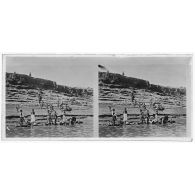 Lavandières au bord du Niger. [légende d'origine]