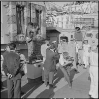 Alger. Le général de Gaulle visite le croiseur "De Grasse".