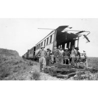 Train 3223 du 14-12-52 miné au K 672+500 près de Song Bo. [légende d'origine]