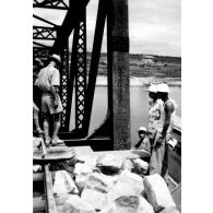 Song Bô. Pont métallique de 140 m saboté dans la nuit du 23 au 24 mai 1953. [légende d'origine]