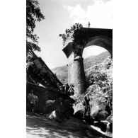 Viaduc de Baïca. Viaduc à arches de 10 mètres. La pile intermédiaire nord a été détruite par explosifs au passage du train, le 22 juin 1953. [légende d'origine]