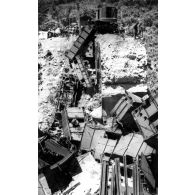 Viaduc de Baïca. Viaduc à arches de 10 mètres. La pile intermédiaire nord a été détruite par explosifs au passage du train, le 22 juin 1953. [légende d'origine]