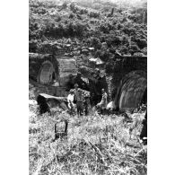Viaduc de Baïca. Viaduc à arches de 10 mètres. La pile intermédiaire nord a été détruite par explosifs au passage du train, le 22 juin 1953. [légende d'origine]