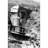 Viaduc de Baïca. Viaduc à arches de 10 mètres. La pile intermédiaire nord a été détruite par explosifs au passage du train, le 22 juin 1953. [légende d'origine]