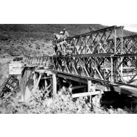 Viaduc de Baïca. Viaduc à arches de 10 mètres. La pile intermédiaire nord a été détruite par explosifs au passage du train, le 22 juin 1953. [légende d'origine]