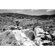 Viaduc de Baïca. Viaduc à arches de 10 mètres. La pile intermédiaire nord a été détruite par explosifs au passage du train, le 22 juin 1953. [légende d'origine]