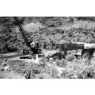 Viaduc de Baïca. Viaduc à arches de 10 mètres. La pile intermédiaire nord a été détruite par explosifs au passage du train, le 22 juin 1953. [légende d'origine]