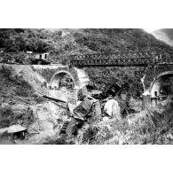 Viaduc de Baïca. Viaduc à arches de 10 mètres. La pile intermédiaire nord a été détruite par explosifs au passage du train, le 22 juin 1953. [légende d'origine]